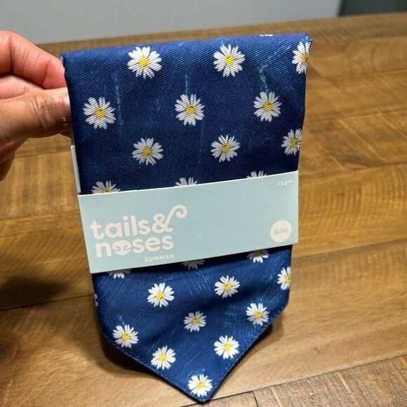 Tails & Noses “Daisy” Dog Bandana - Picture 3 of 4